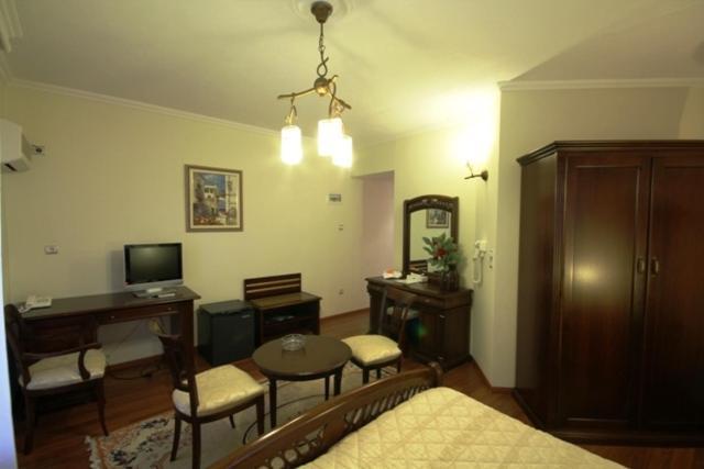 Aegeon Hotel Karlovassi Exterior photo